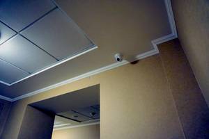 Камера на потолке у номера в гостинице